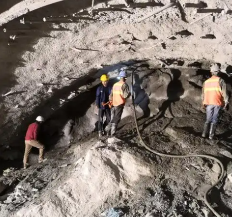 和林格尔拱顶带模注浆料的施工流程及注意事项